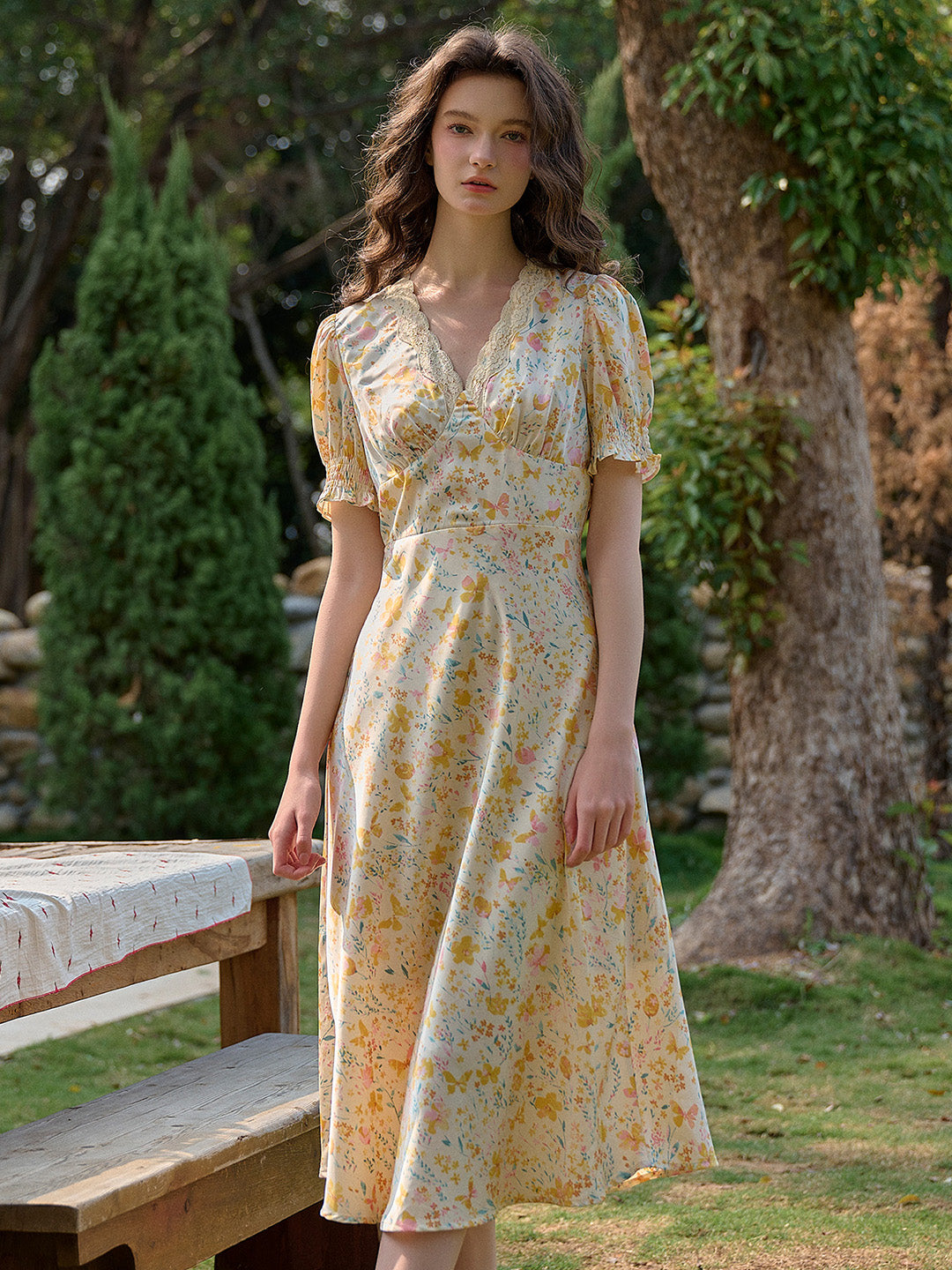 【Final Sale】Stormi Charming V-neck Lace Trimmed Floral Print Dress