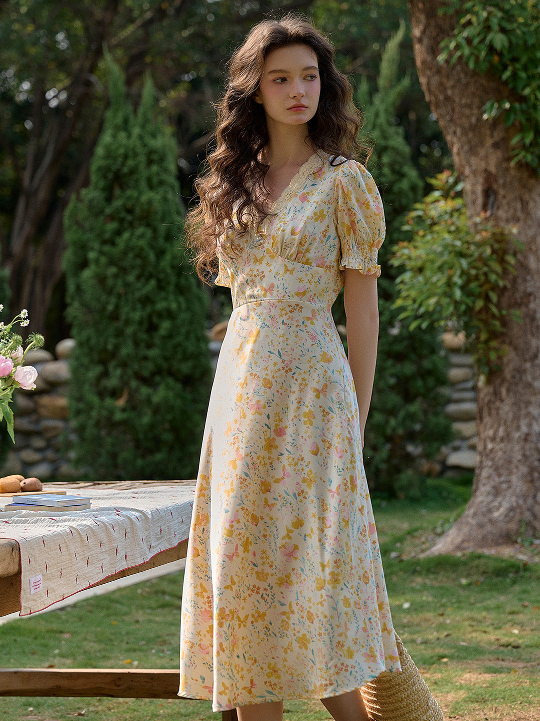 【Final Sale】Stormi Charming V-neck Lace Trimmed Floral Print Dress