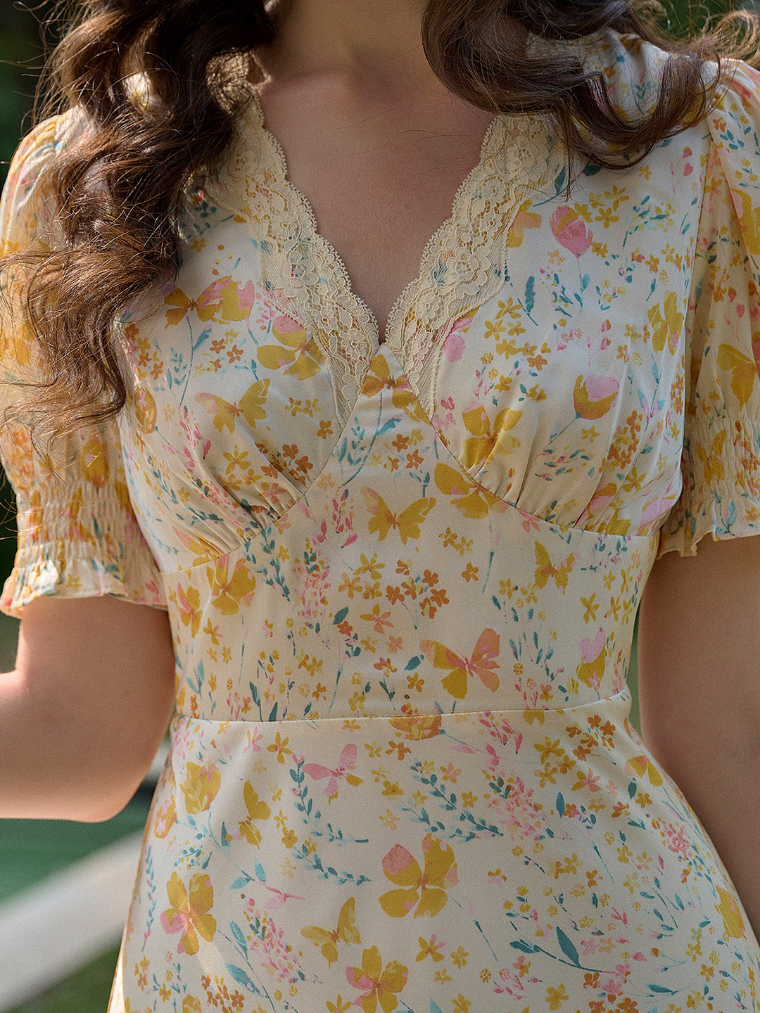 【Final Sale】Stormi Charming V-neck Lace Trimmed Floral Print Dress