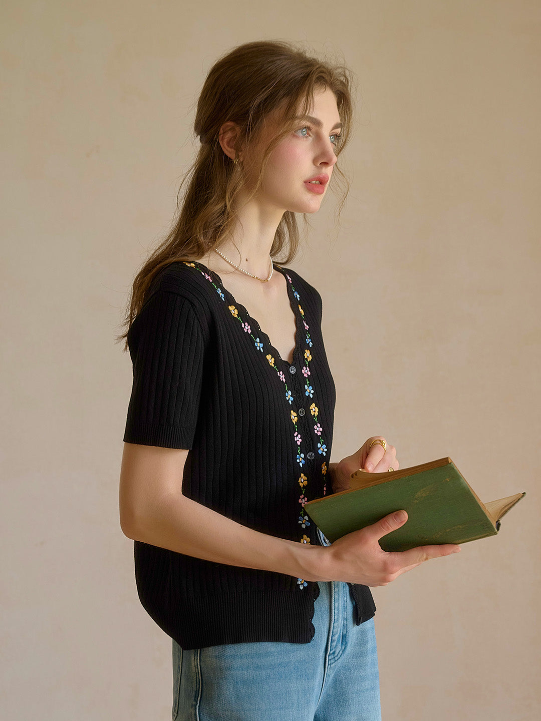 Tiana Wavy Neck Embroidery Cardigan