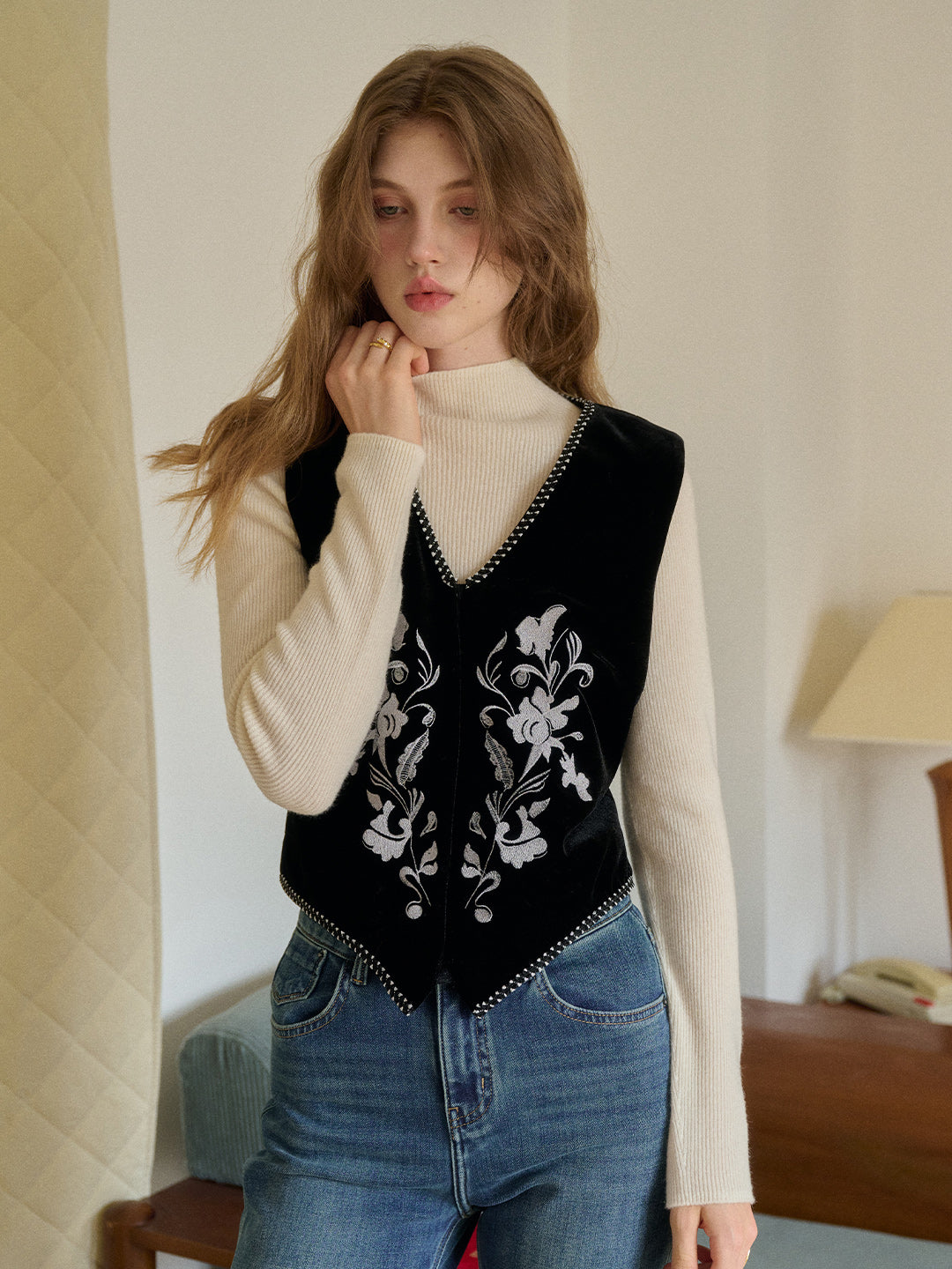 Xiomara V-Neck Embroidery Velvet Vest