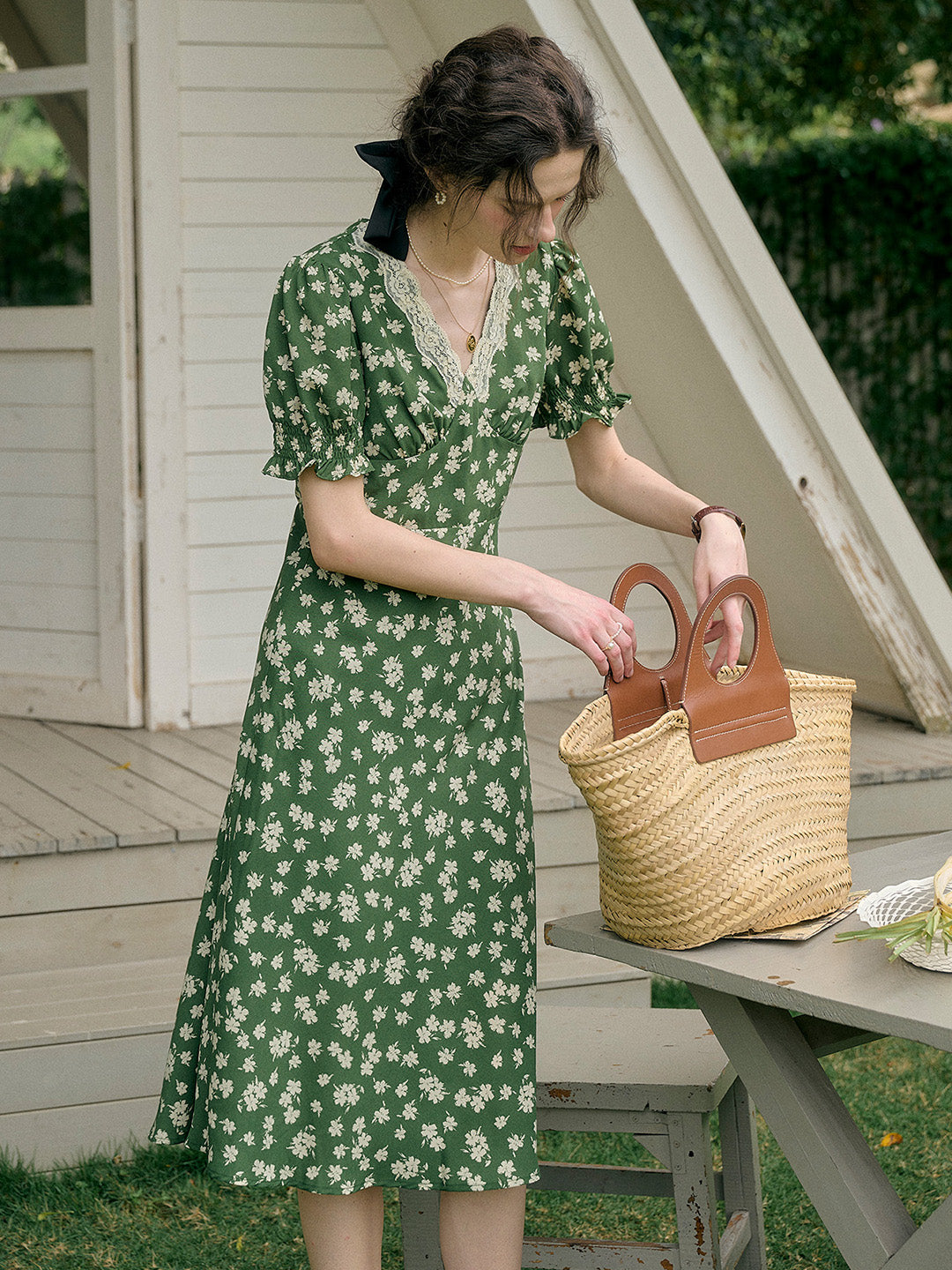【Final Sale】Stormi Charming V-neck Lace Trimmed Floral Print Dress