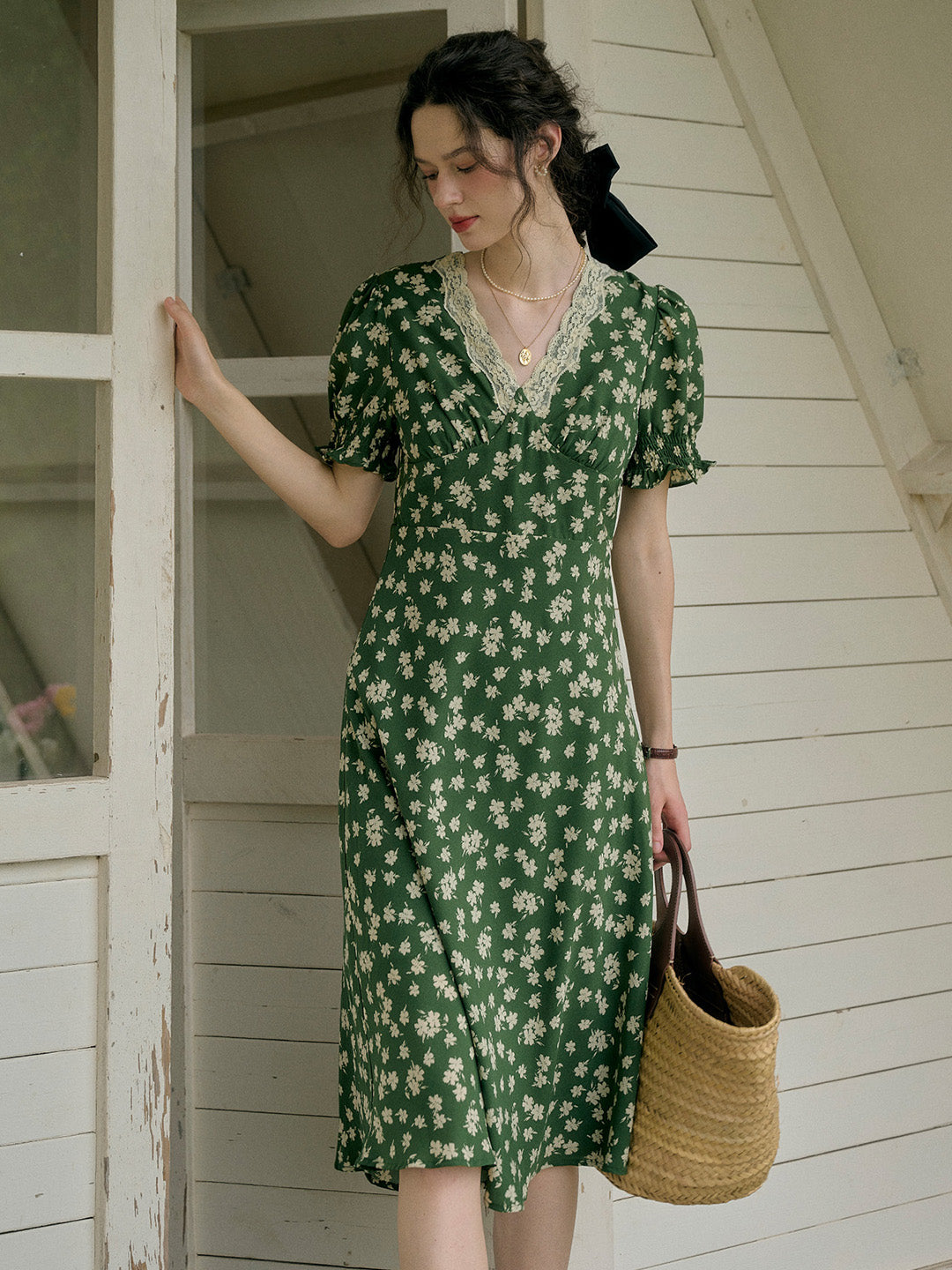 【Final Sale】Stormi Charming V-neck Lace Trimmed Floral Print Dress