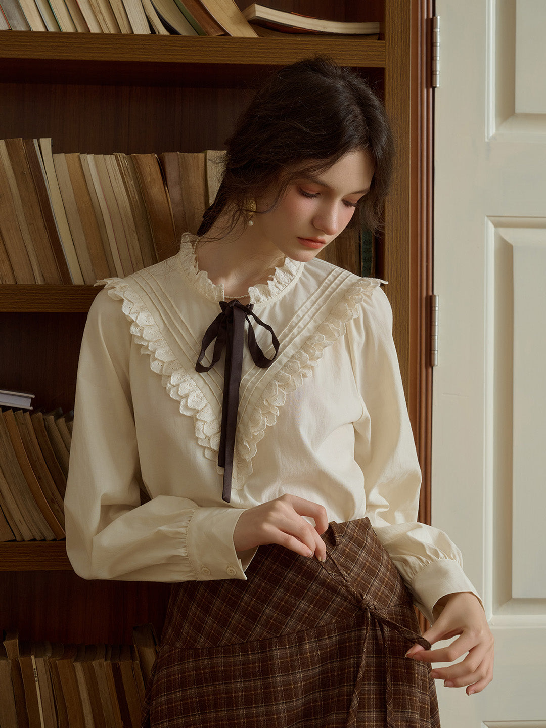 【Final Sale】Yareli Vintage Lace Panel Contrasting Lace-up Round Neck Blouse - Pink