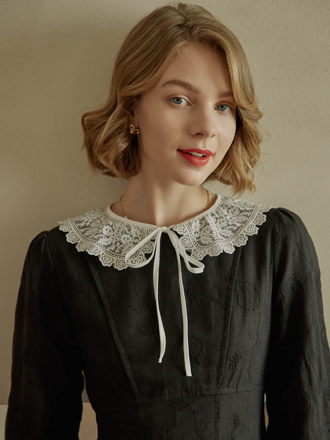 Lena Embroidery White Detachable Collar