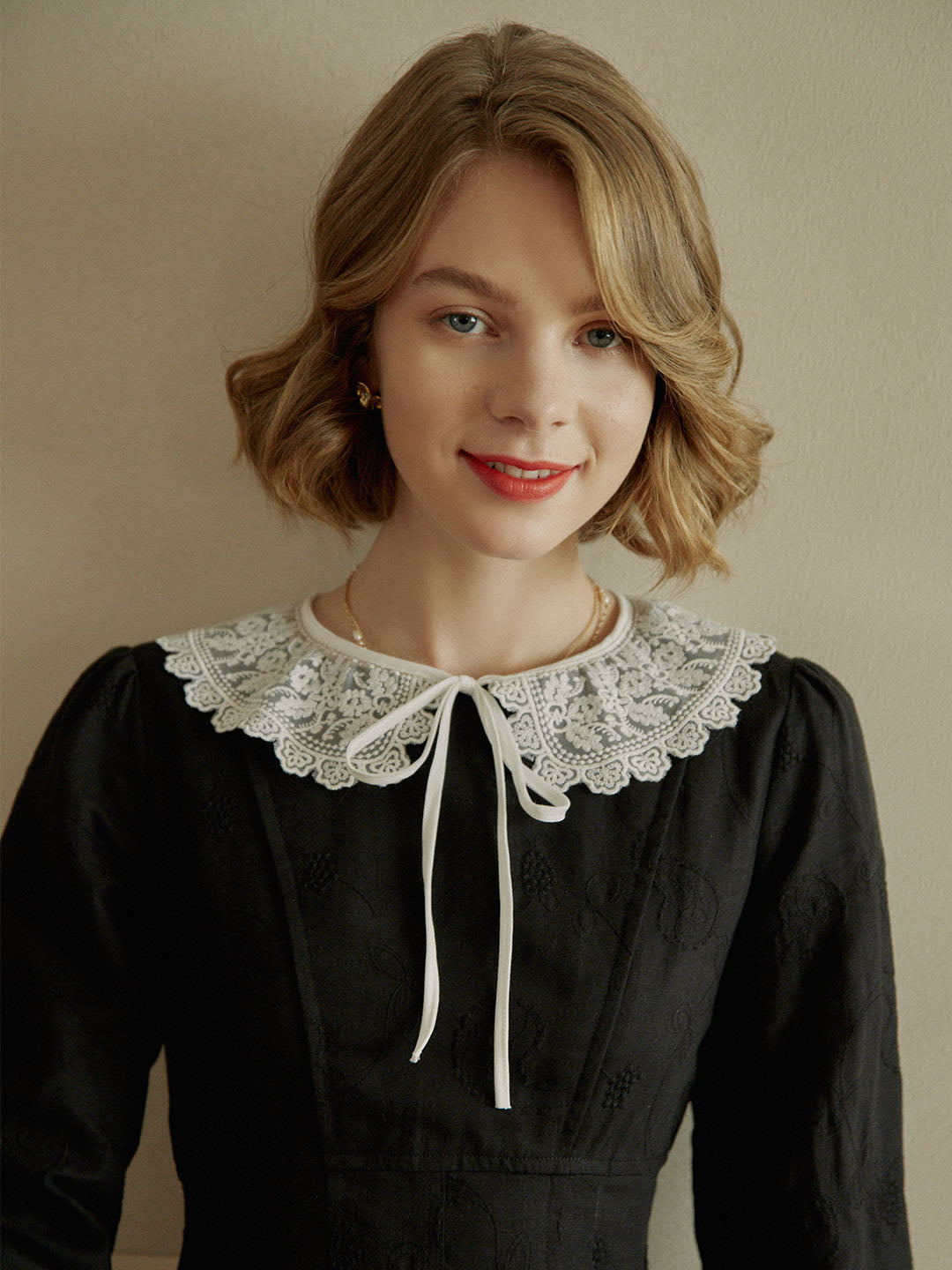 Lena Embroidery White Detachable Collar