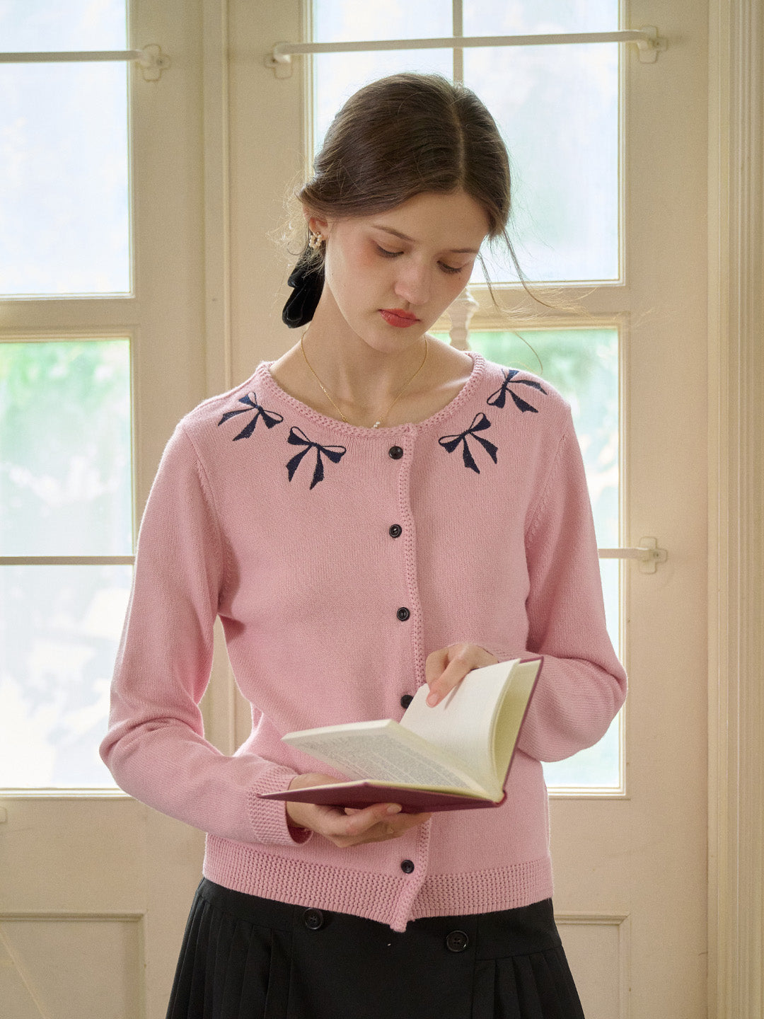 【Final Sale】Nyx Round Neck Contrasting Embroidery Bow Cardigan