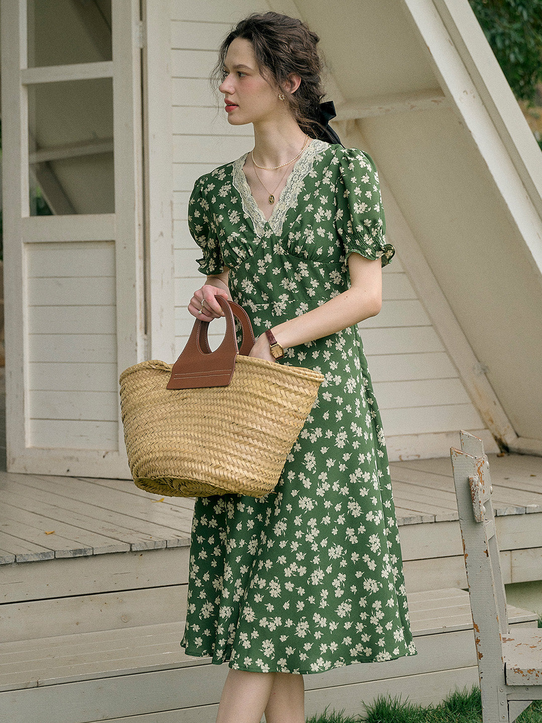 【Final Sale】Stormi Charming V-neck Lace Trimmed Floral Print Dress