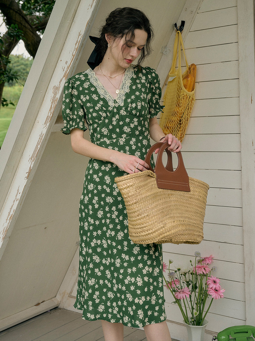 【Final Sale】Stormi Charming V-neck Lace Trimmed Floral Print Dress