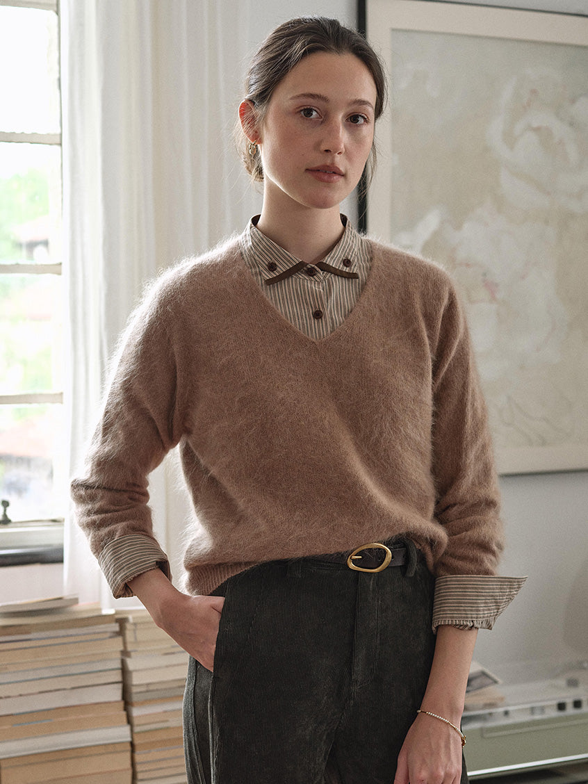 Alaiya V-Neck Lustrous Wool-Silk-Cashmere Sweater Light Brown