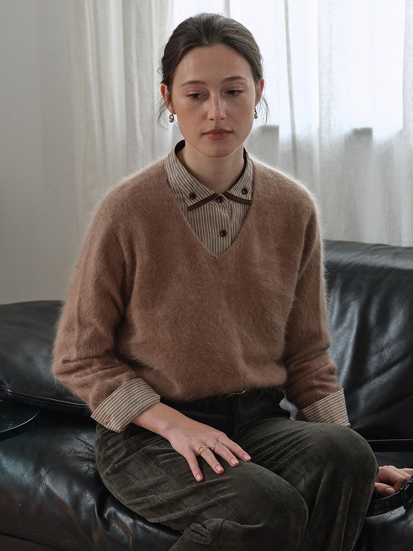Alaiya V-Neck Lustrous Wool-Silk-Cashmere Sweater Light Brown