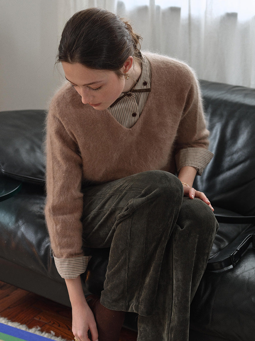 Alaiya V-Neck Lustrous Wool-Silk-Cashmere Sweater Light Brown