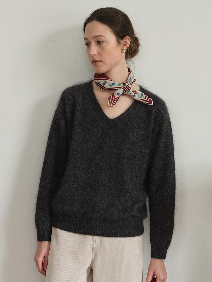 Alaiya V-Neck Lustrous Wool-Silk-Cashmere Sweater Grey