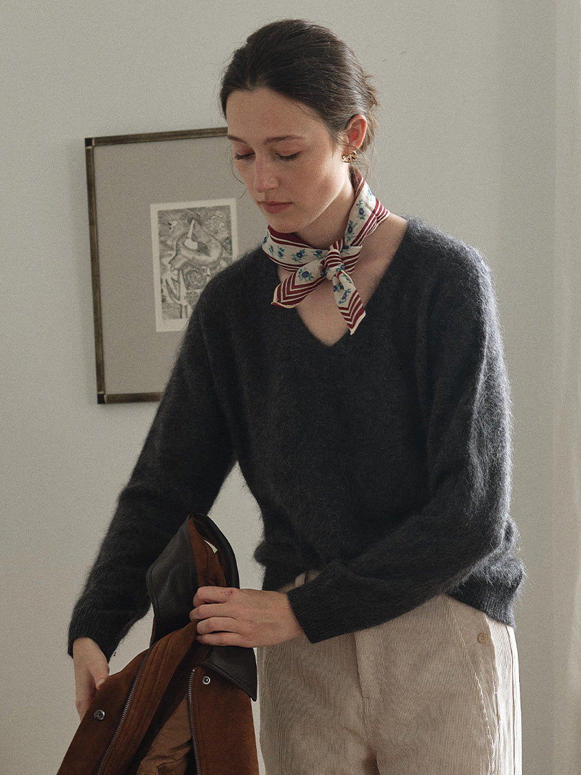 Alaiya V-Neck Lustrous Wool-Silk-Cashmere Sweater Grey