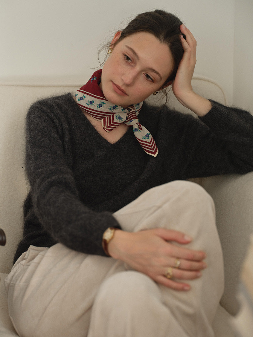 Alaiya V-Neck Lustrous Wool-Silk-Cashmere Sweater Grey