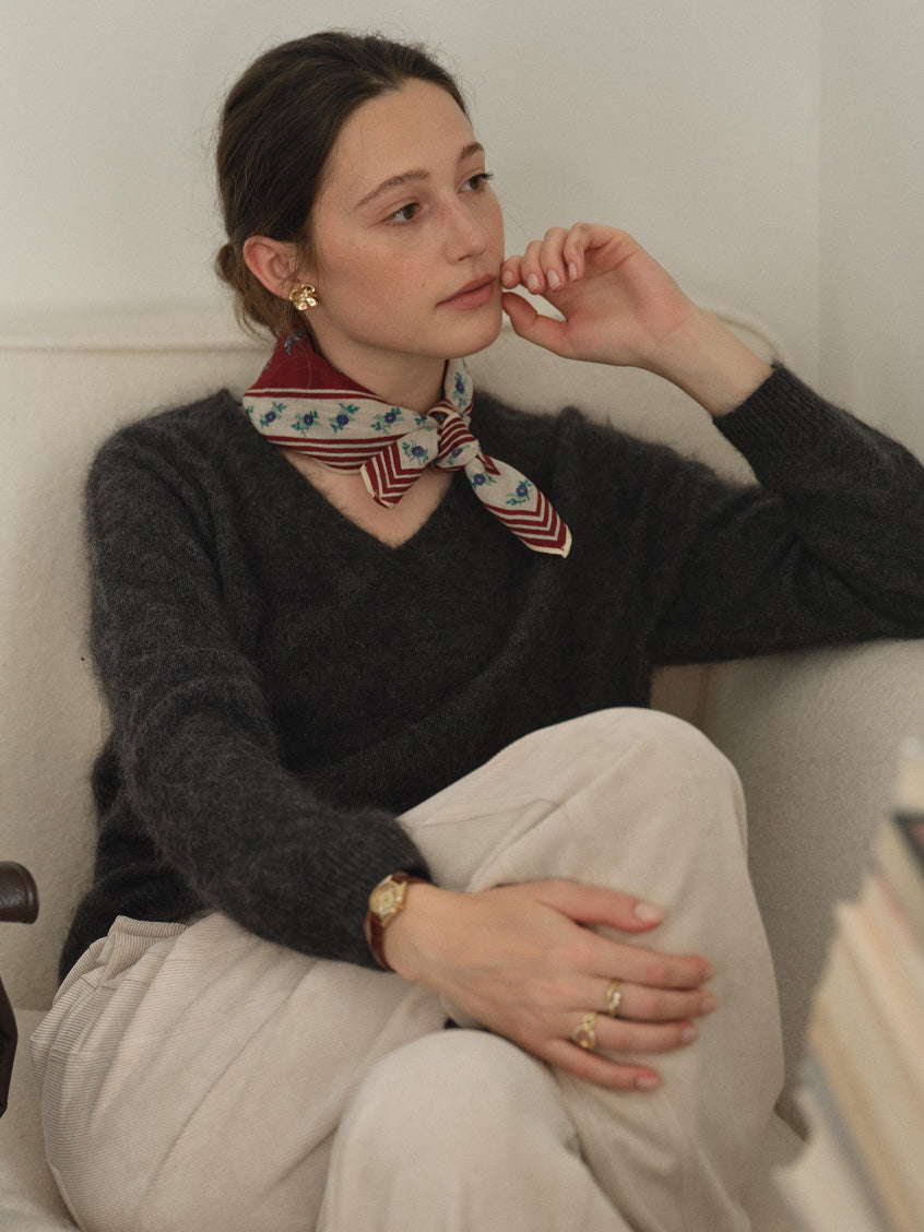 Alaiya V-Neck Lustrous Wool-Silk-Cashmere Sweater Grey