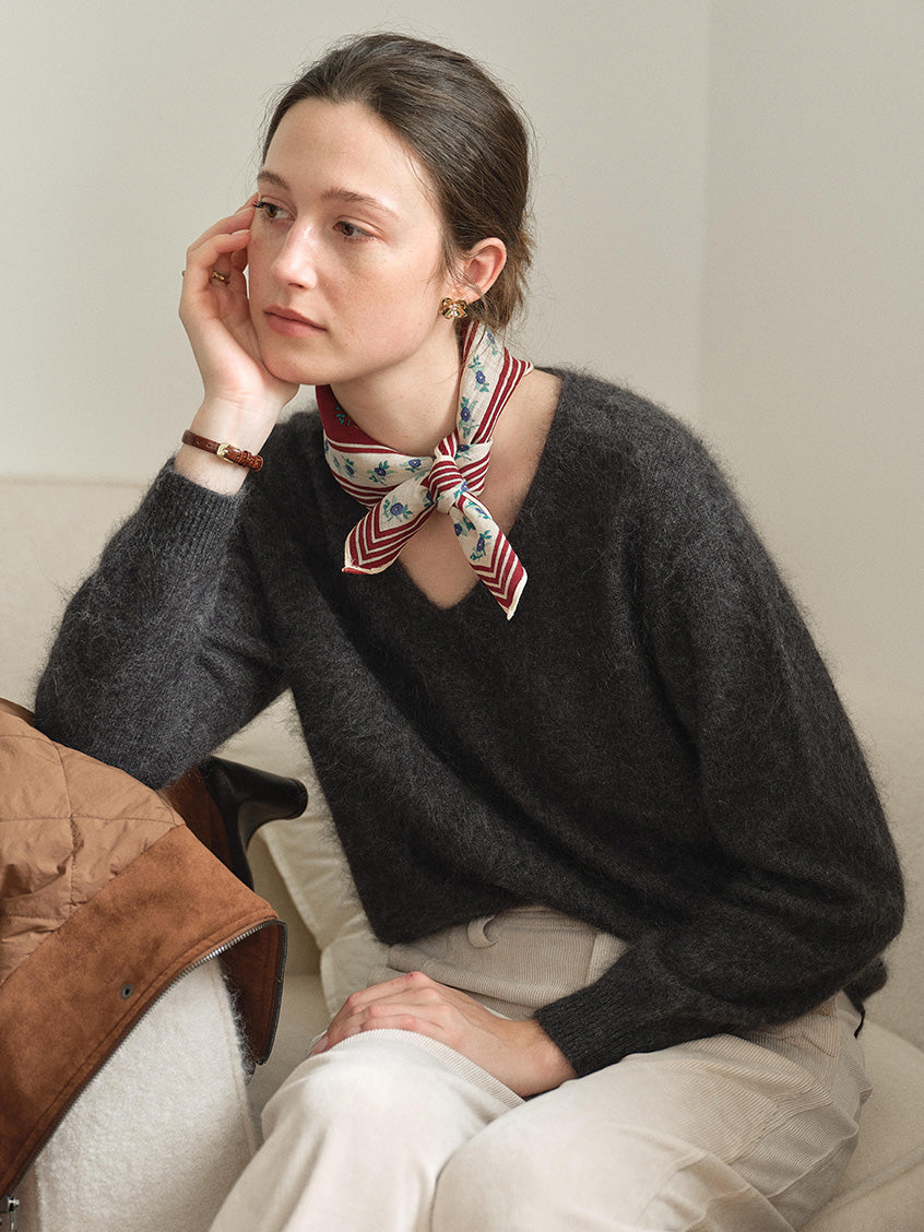 Alaiya V-Neck Lustrous Wool-Silk-Cashmere Sweater Grey