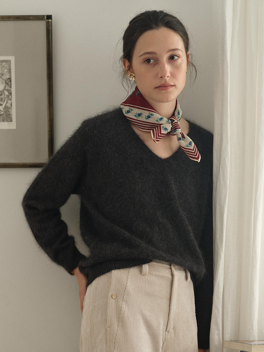 Alaiya V-Neck Lustrous Wool-Silk-Cashmere Sweater Grey
