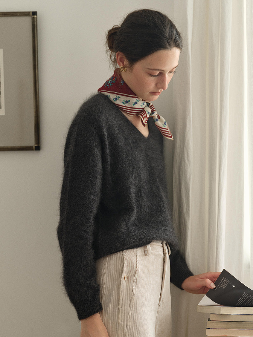 Alaiya V-Neck Lustrous Wool-Silk-Cashmere Sweater Grey