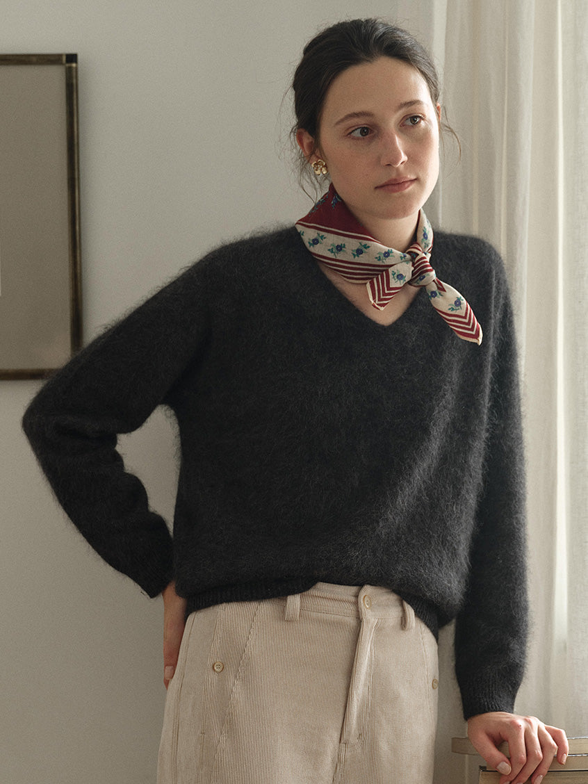 Alaiya V-Neck Lustrous Wool-Silk-Cashmere Sweater Grey