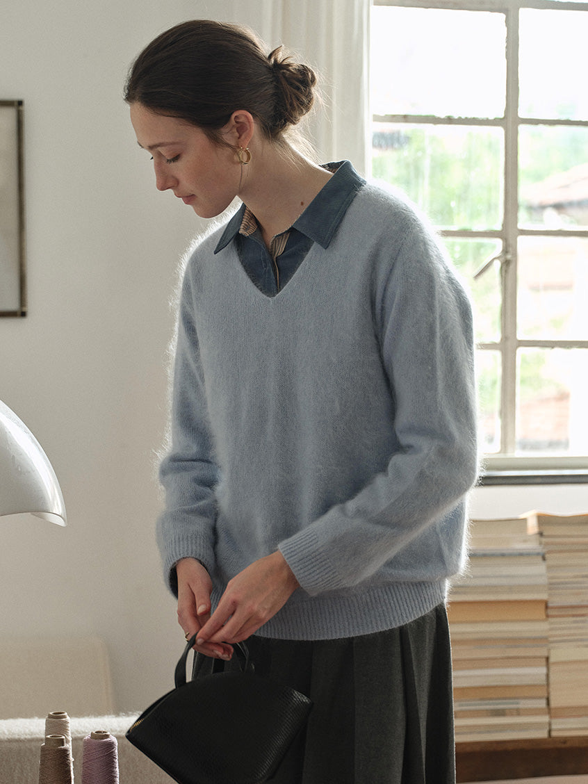 Alaiya V-Neck Lustrous Wool-Silk-Cashmere Sweater Blue