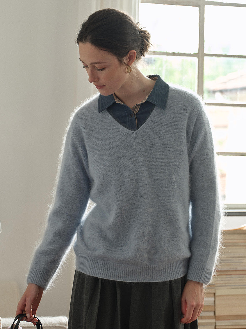 Alaiya V-Neck Lustrous Wool-Silk-Cashmere Sweater Blue