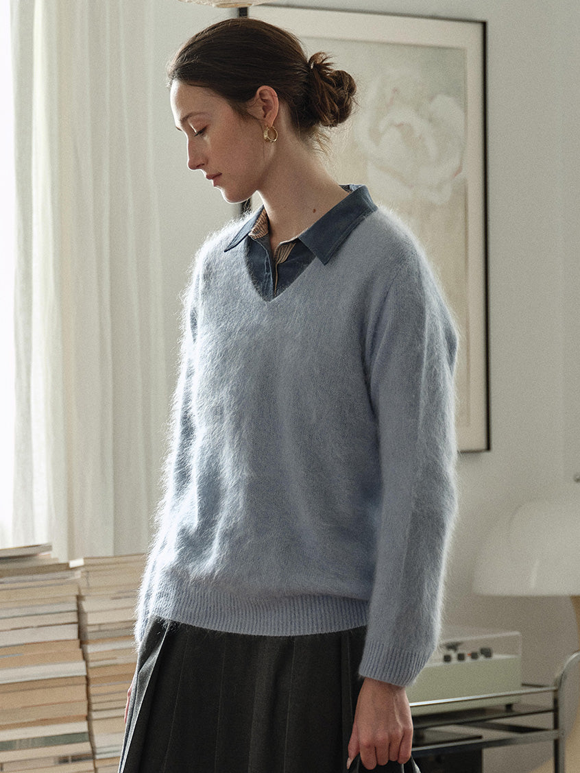 Alaiya V-Neck Lustrous Wool-Silk-Cashmere Sweater Blue
