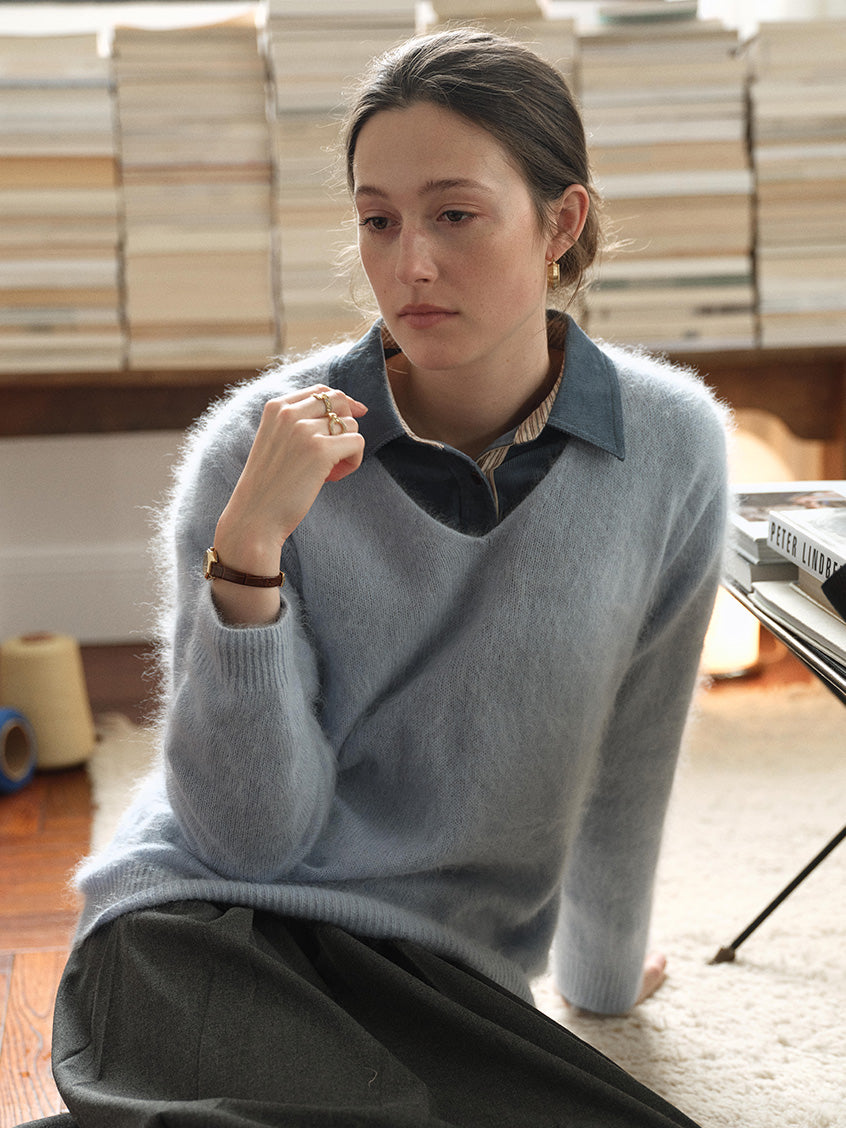 Alaiya V-Neck Lustrous Wool-Silk-Cashmere Sweater Blue