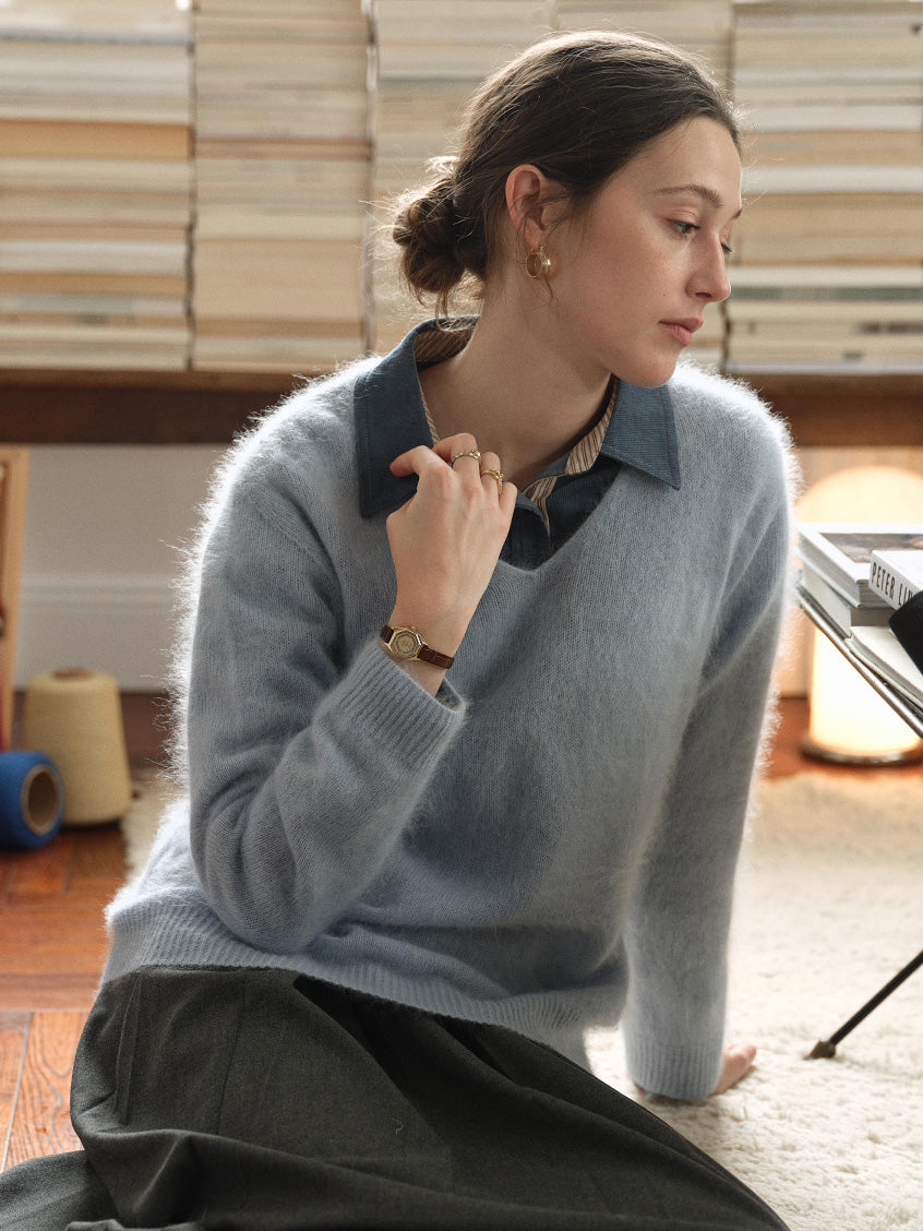 Alaiya V-Neck Lustrous Wool-Silk-Cashmere Sweater Blue