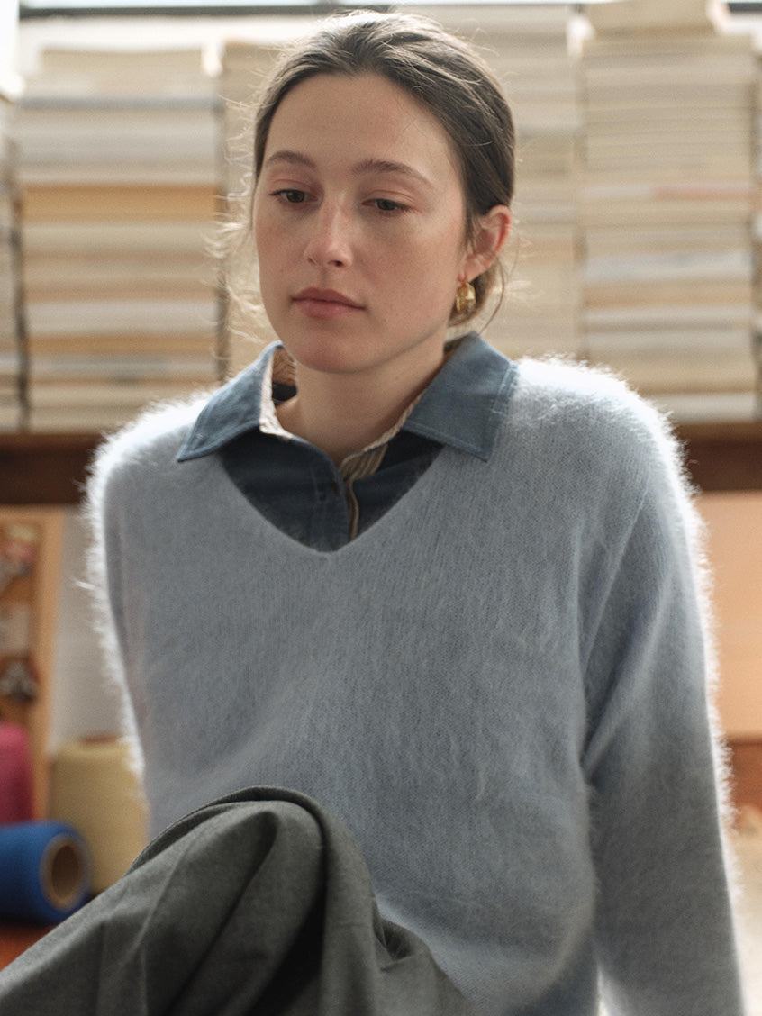 Alaiya V-Neck Lustrous Wool-Silk-Cashmere Sweater Blue