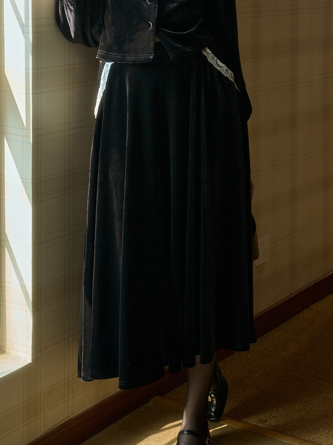 Azari Contrast Lace Paneled Pocket Velvet Skirt
