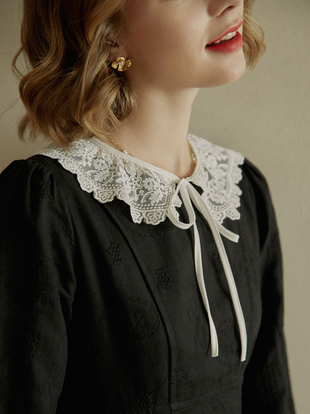 Lena Embroidery White Detachable Collar